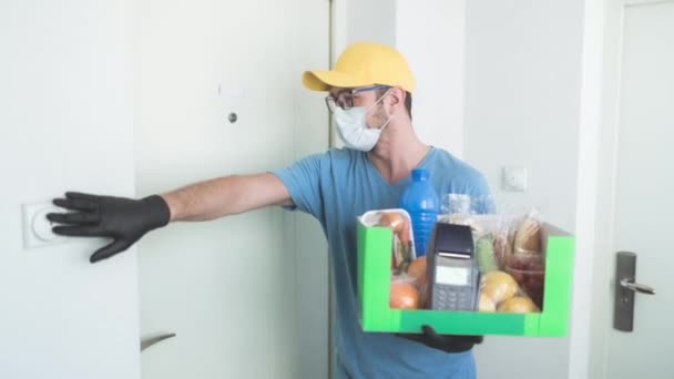 Tipo Entrega Con Caja Protectora Máscara Bolsa Con Comestibles Punto — Vídeos de Stock