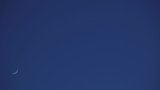 Luna Joven Venus Oscuro Cielo Nocturno Con Rastros Satelitales Que — Vídeo de stock