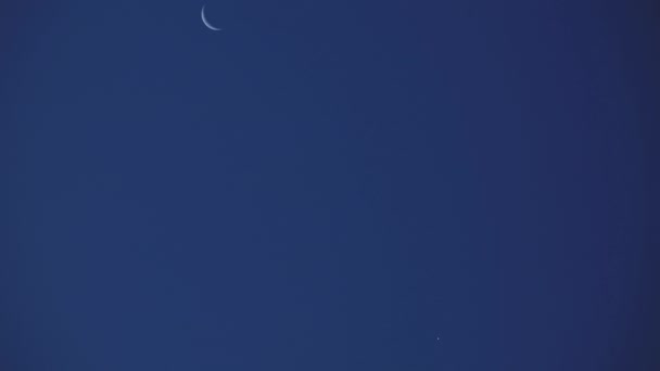 Fiatal Hold Vénusz Egy Sötét Éjszakai Égbolton Műholdas Nyomokkal Amik — Stock videók
