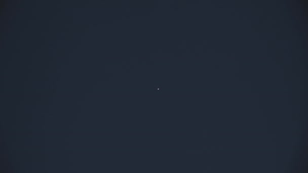 Luna Joven Venus Oscuro Cielo Nocturno Con Rastros Satelitales Que — Vídeo de stock