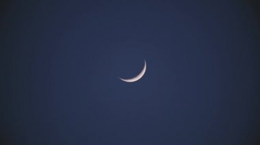 Genç Ay ve Venüs karanlık bir gecede.