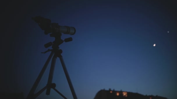 Astronomie Telescoop Een Maanverlichte Schemerhemel — Stockvideo