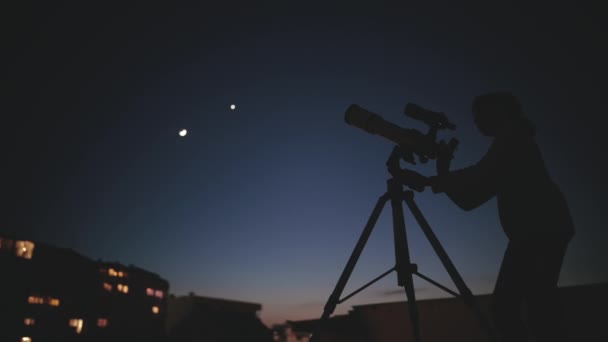 Geceleri Teleskopla Gökyüzüne Bakan Bir Çocuğun Silueti — Stok video
