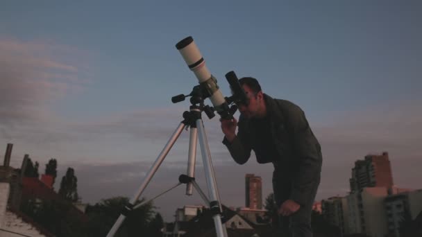 Amateurastronom Der Mit Einem Teleskop Die Sterne Betrachtet Astronomie Und — Stockvideo