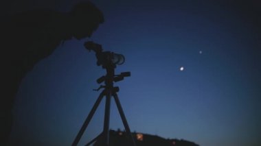 Amatör astronom teleskopla yıldızlara bakıyor. Astronomi ve astroloji kavramı.