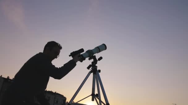 Astrônomo Amador Olhando Para Estrelas Com Telescópio Conceito Astronomia Astrologia — Vídeo de Stock