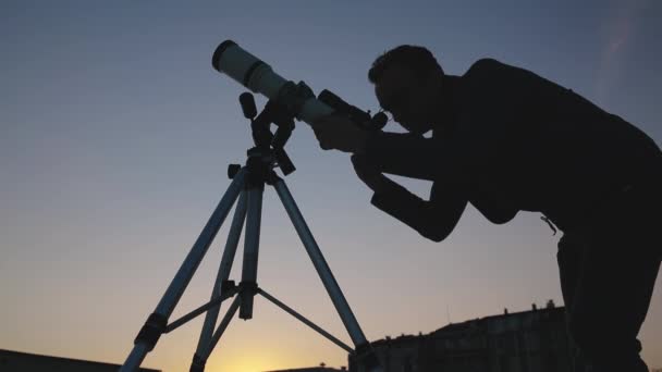 アマチュア天文学者は望遠鏡で星を見る 天文学と占星術の概念 — ストック動画