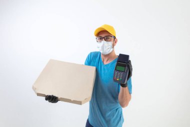 Koruyucu maskeli bir teslimatçı pizza kutusu tutuyor ve ödeme yok..