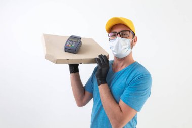 Koruyucu maskeli bir teslimatçı pizza kutusu tutuyor ve ödeme yok..