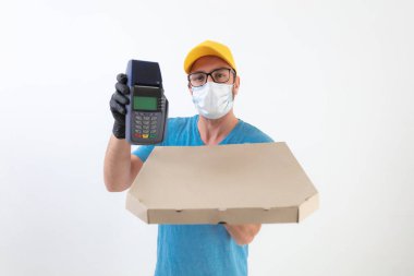 Koruyucu maskeli bir teslimatçı pizza kutusu tutuyor ve ödeme yok..