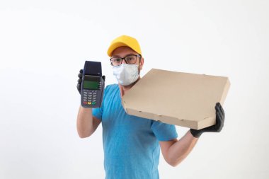 Koruyucu maskeli bir teslimatçı pizza kutusu tutuyor ve ödeme yok..