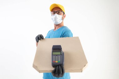 Koruyucu maskeli bir teslimatçı pizza kutusu tutuyor ve ödeme yok..