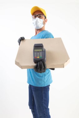 Koruyucu maskeli bir teslimatçı pizza kutusu tutuyor ve ödeme yok..