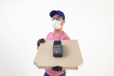 Koruyucu maskeli bir teslimatçı pizza kutusu tutuyor ve ödeme yok..