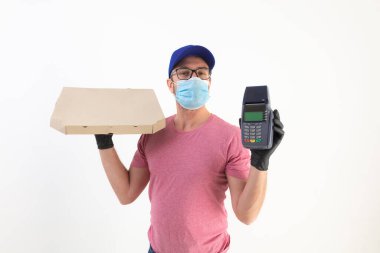 Koruyucu maskeli bir teslimatçı pizza kutusu tutuyor ve ödeme yok..