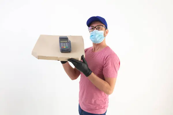 Tipo Entrega Con Máscara Protectora Sosteniendo Caja Pizza Punto Venta — Foto de Stock