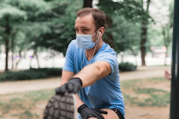 Sportman Met Medisch Masker Handschoenen Smartphone Oordopjes Aan Het Trainen — Stockfoto