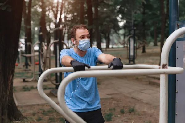 Sportman Met Medisch Masker Handschoenen Smartphone Oordopjes Aan Het Trainen — Stockfoto