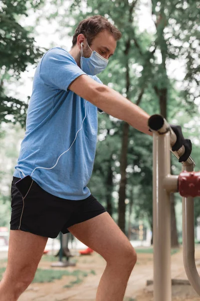 Sportsman Med Medicinsk Mask Och Handskar Smartphone Och Hörlurar Träna — Stockfoto