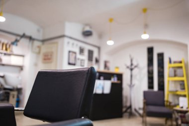 İçi sandalye ve aynalarla dolu boş kuaför salonu..