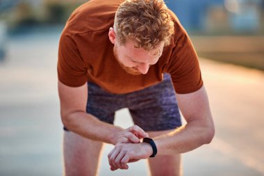 Modern genç adam şehir parkında çalışıyor..