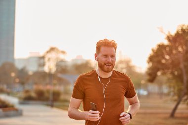 Modern genç adam şehir parkında çalışıyor..