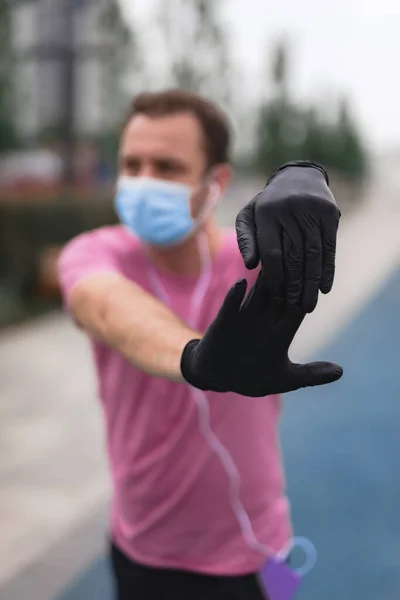 Sportman Met Medisch Masker Handschoenen Smartphone Oordopjes Aan Het Trainen — Stockfoto