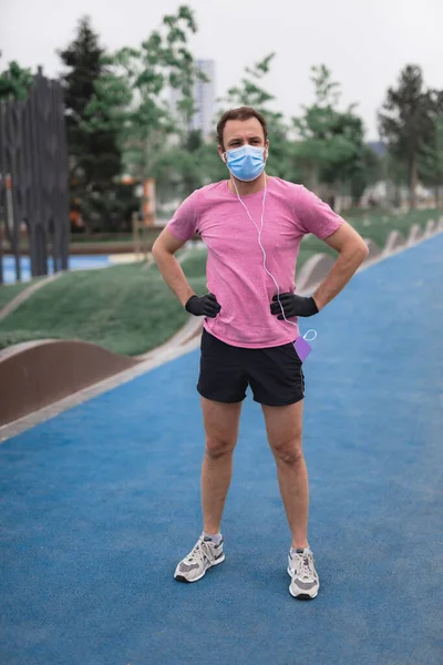 Sportsman Med Medicinsk Mask Och Handskar Smartphone Och Hörlurar Träna — Stockfoto