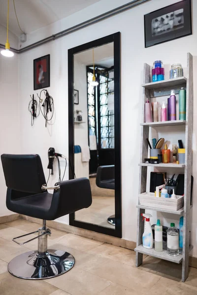 Salone Parrucchiere Vuoto Interno Con Sedie Specchi — Foto Stock