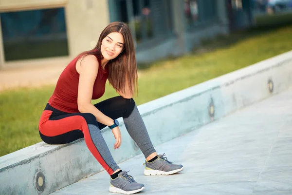 Jovem Mulher Esportiva Fazendo Pausa Após Alongamento Exercício Parque Urbano — Fotografia de Stock