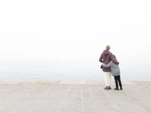 연안에서 안개낀 지평선을 바라보고 어머니와 — 스톡 사진