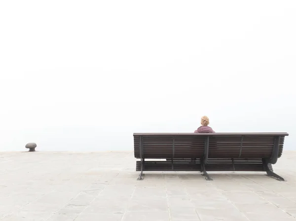 Verzweifelte Frau Sitzt Auf Einer Einsamen Bank Und Blickt Einem — Stockfoto