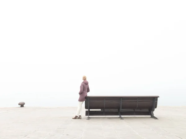 Femme Désespérée Assise Sur Banc Solitaire Regardant Horizon Lointain Gris — Photo