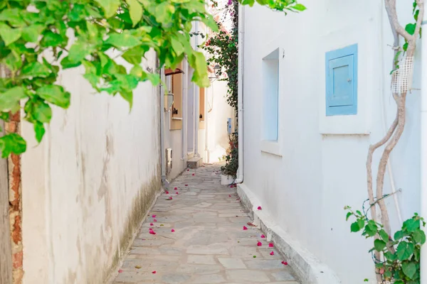 Akdeniz beyaz caddesinde hiç insan yok..