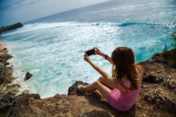 Mujer Turista Tomar Fotos Con Teléfono Inteligente Unas Vacaciones Isla — Foto de Stock