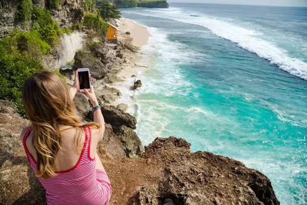 Mujer Turista Tomar Fotos Con Teléfono Inteligente Unas Vacaciones Isla — Foto de Stock