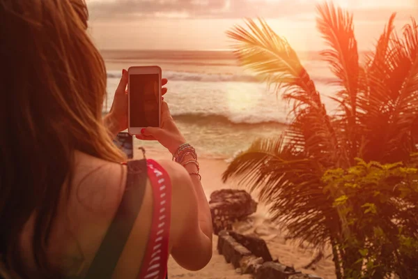 Mujer Turista Tomar Fotos Con Teléfono Inteligente Unas Vacaciones Isla — Foto de Stock