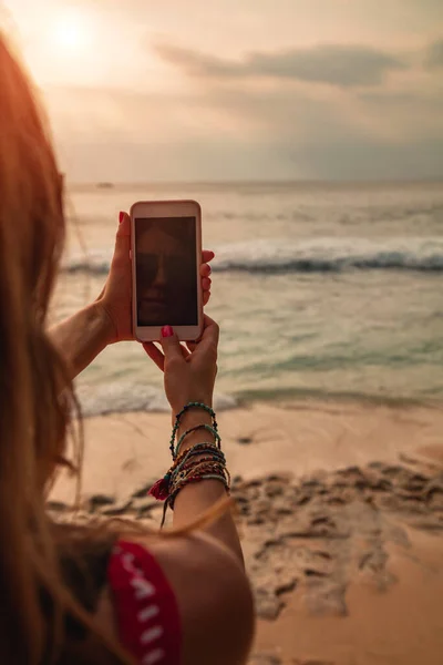 Kobieta Turysta Robić Zdjęcia Smartfonem Wakacjach Tropikalnej Wyspie — Zdjęcie stockowe
