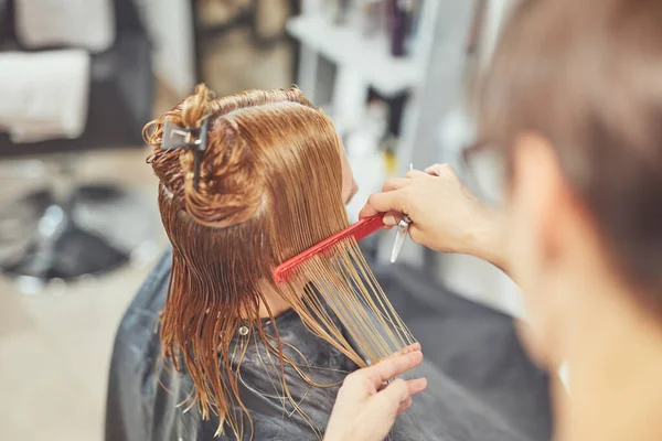 Hair Dresser Cutting Hair Salon — Stock Photo, Image