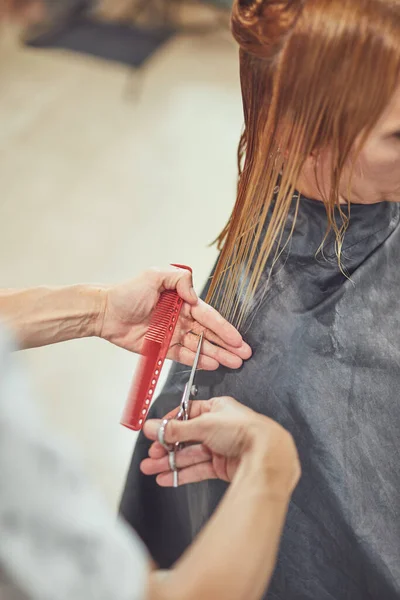 Fryzjer Obcinający Włosy Salonie — Zdjęcie stockowe