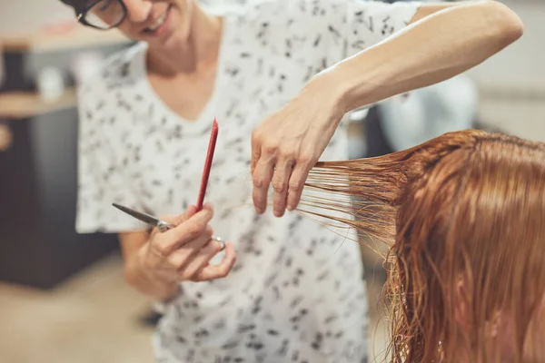 Fryzjer Obcinający Włosy Salonie — Zdjęcie stockowe