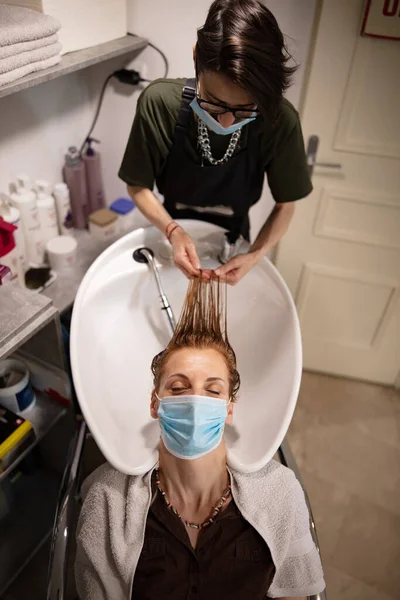 Friseur Und Kunde Einem Salon Mit Medizinischen Masken Während Der — Stockfoto