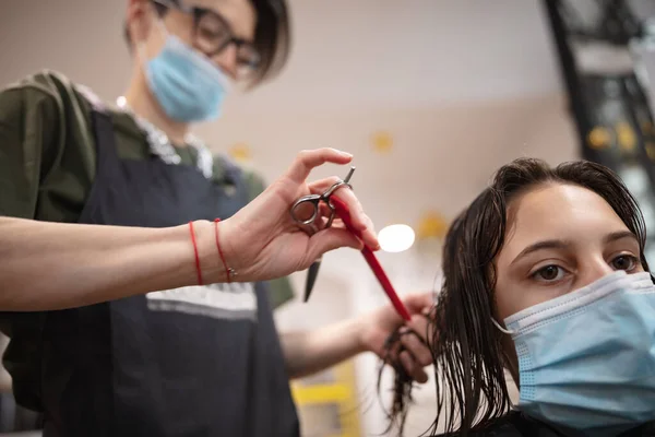 Peluquería Niña Cliente Salón Con Máscaras Médicas Durante Pandemia Virus —  Fotos de Stock