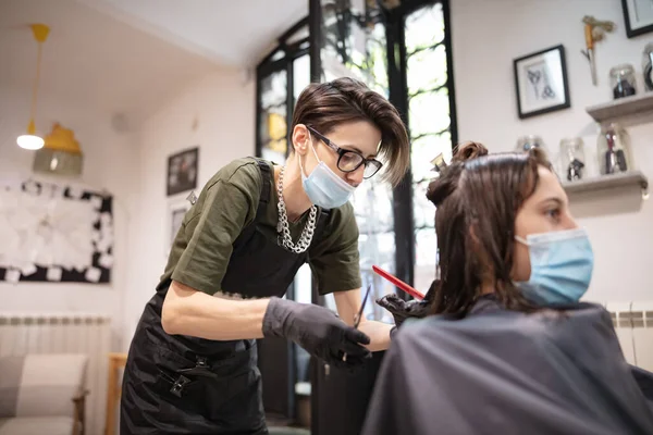 Fryzjer Dziewczyna Klient Dziecka Salonie Maskami Medycznymi Podczas Pandemii Wirusa — Zdjęcie stockowe