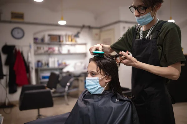 Fryzjer Dziewczyna Klient Dziecka Salonie Maskami Medycznymi Podczas Pandemii Wirusa — Zdjęcie stockowe
