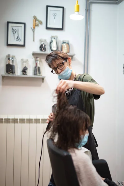 Coiffeur Fille Enfant Client Dans Salon Avec Des Masques Médicaux — Photo