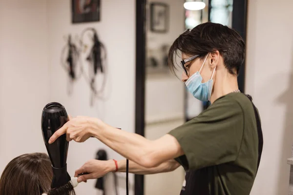 Fryzjer Dziewczyna Klient Dziecka Salonie Maskami Medycznymi Podczas Pandemii Wirusa — Zdjęcie stockowe