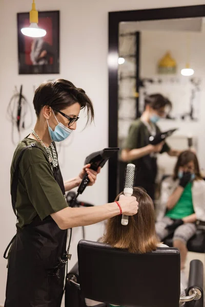 Coiffeur Fille Enfant Client Dans Salon Avec Des Masques Médicaux — Photo