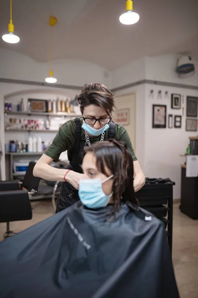 Coiffeur Fille Enfant Client Dans Salon Avec Des Masques Médicaux — Photo