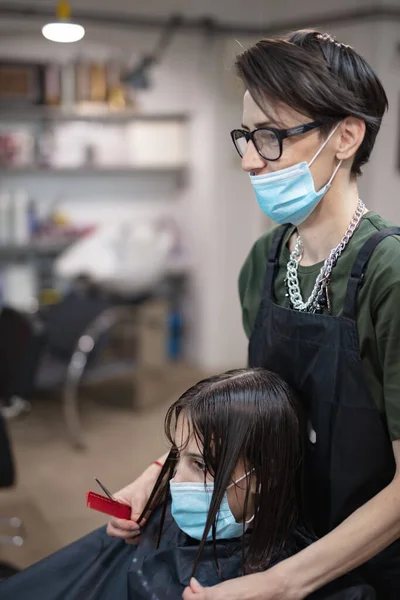 Coiffeur Fille Enfant Client Dans Salon Avec Des Masques Médicaux — Photo